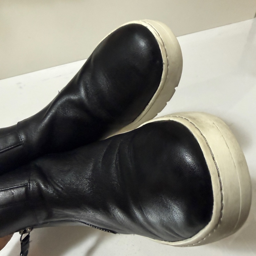 Leather ankle boot sneaker, Vionic
Brinkley Black Leather High-Top Sneakers - Picture 15 of 16